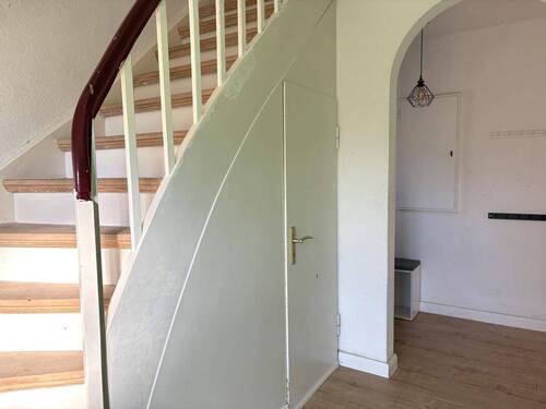 ...mit Aufgang ins Obergeschoss über die charmante Holztreppe - 