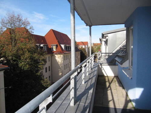 Balkonblick Zugang Wohnzimmer - 4 Zimmer Etagenwohnung zum Kaufen in Leipzig