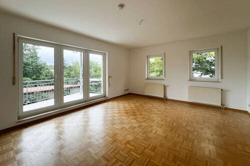 Wohnzimmer mit Stäbchenparkett - 1 Zimmer Etagenwohnung in Erfurt