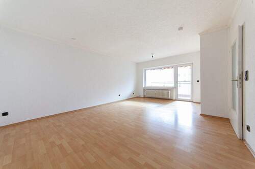 Wohn und Essbereich - DIETZ: Provisionsfreie 4 Zi. ETW im 5. OG mit Aufzug, Loggia, Keller, eigener Garage! SOFORT FREI!