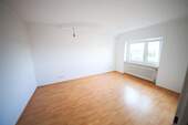 Schlafzimmer 1 von 3 - Etagenwohnung mit 87,30 m&sup2; in Rodgau zum Kaufen