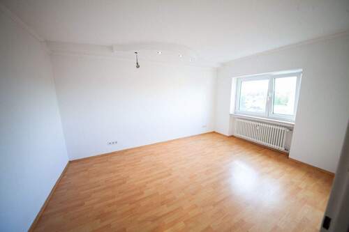 Schlafzimmer 1 von 3 - Etagenwohnung mit 87,30 m&sup2; in Rodgau zum Kaufen