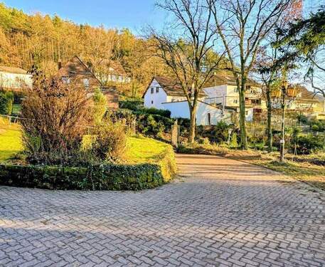 Einfahrt - 1 Zimmer Mehrfamilienhaus, Wohnhaus in Kaiserslautern-Erlenbach