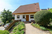 Außenansicht - Familienfreundliches Einfamilienhaus - Terrasse - Garten - Keller - Stellplätze