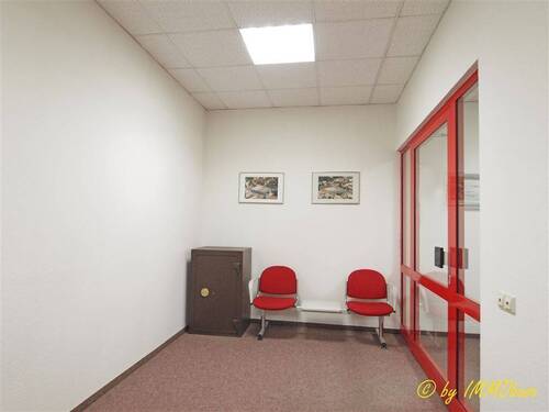 Bereich vor dem Eingang im 1. Obergeschoss - 5 Zimmer Büro in Frankenberg