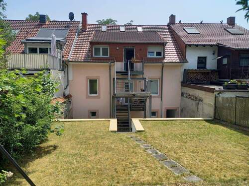 Stahltreppe zu den Wohnungen - 7 Zimmer Mehrfamilienhaus, Wohnhaus in Sankt Ingbert