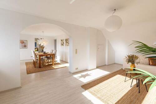 Blick ins Esszimmer - 5 Zimmer Etagenwohnung zum Kaufen in Neuss