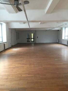 1. Gewerbefläche mit z. Blick Eingang - Büro in Auerbach