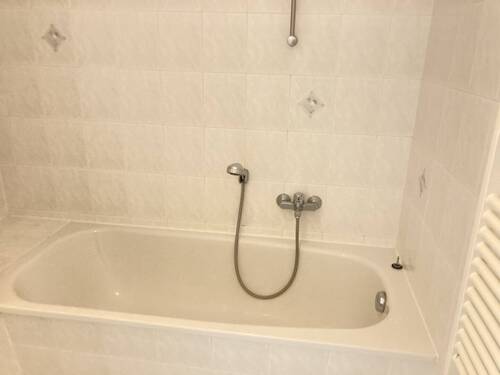 Bad mit Wanne - 