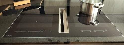 Induktionskochfeld mit Muldenlüfter und dem Plasmafilter - 