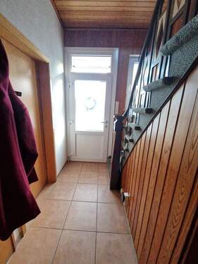 Flur mit neuer Haustür - 