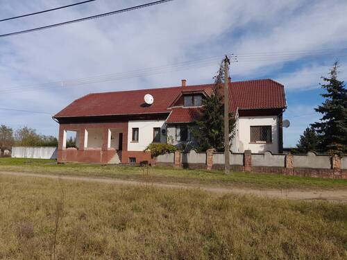  Pension + Haus - Haus mit 4 Zimmer + Pension mit 4 Zimmer; + 180 m2 Keller; Mercedes-Benz Hungary (Kecskemét) 20 Minuten entfernt