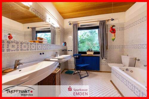 großes Tageslichtbadezimmer - 