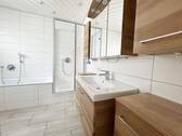 Tageslichtbad mit Wanne und Dusche - 