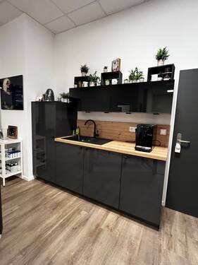 Hauptraum mit Teeküche - 3 Zimmer Gewerbeobjekt (Büro, Produktion, Verkauf) zur Miete in Hamburg