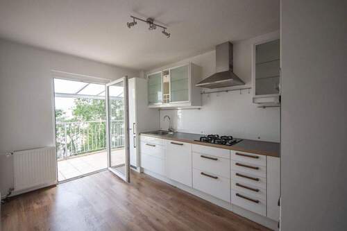 Küche - Helle 3-Zimmer-Dachgeschosswohnung mit 2 Balkonen und Kaminofen - nach Renovierung wieder verfügbar