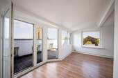 Wohnzimmer mit Balkon - 