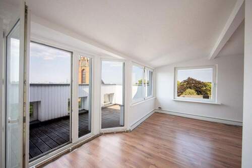 Wohnzimmer mit Balkon - 