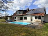 Hausansicht Garten Pool - Idealer Wohnkomfort für Familien oder Paare mit Anspruch an Raum und Lebensqualität!