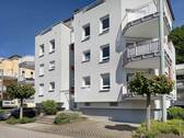 Vorderansicht - Attraktive 3-Zimmer-Wohnung mit Terrasse in ruhiger Hanglage