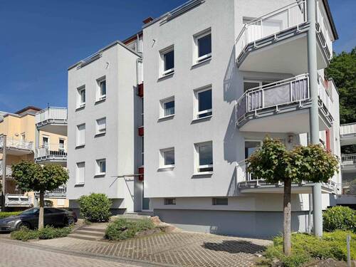 Vorderansicht - Attraktive 3-Zimmer-Wohnung mit Terrasse in ruhiger Hanglage