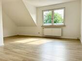 Wohnzimmer mit Ess- oder Arbeitsbereich - 2 Zimmer Etagenwohnung in Chemnitz