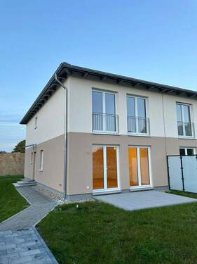 Bild 1 - 140qm Neubau-Doppelhaushälfte mit 5 Zimmern inkl. Einbauküche, 2 Stellplätzen, Zaun