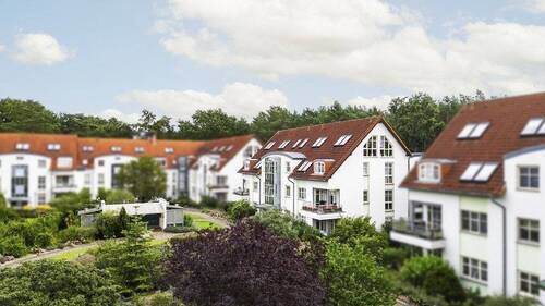 seitlicher Blick - '3-Zimmer-Erdgeschosswohnung mit Balkon, Terrasse und TG-Stellplatz - vermietet'