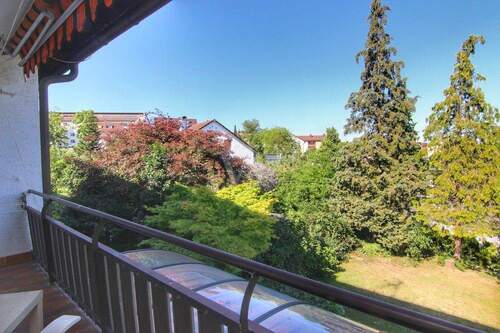 Balkon mit Blick in den Garten - 