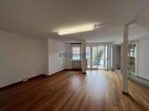 Heller Raum mit Balkon - 