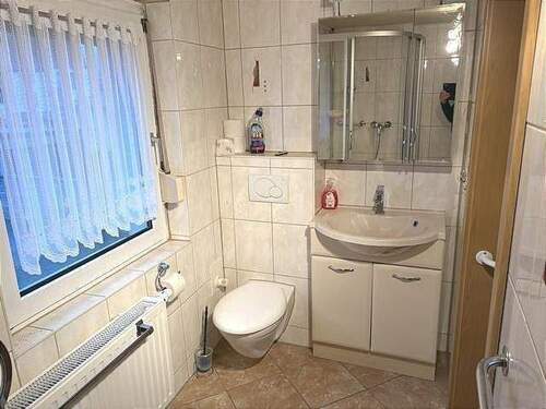Bad mit Dusche - 