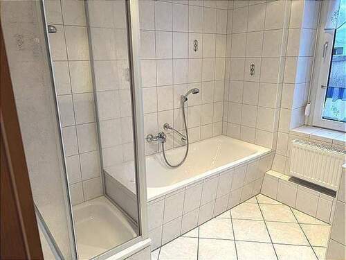 Bad mit Wanne und Dusche - 