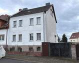 Außenansicht mit Einfahrt - großes Einfamilienhaus mit Einliegerwohnung in Lieskau