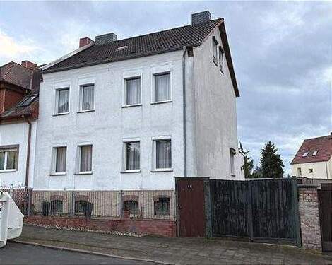 Außenansicht mit Einfahrt - großes Einfamilienhaus mit Einliegerwohnung in Lieskau