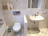 Bad mit Wanne und Dusche - 