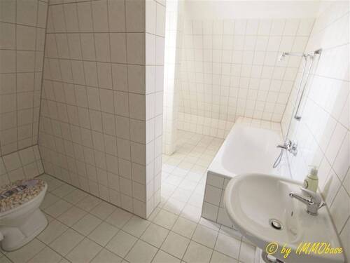 Bad mit Wanne und Fenster - 