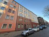 Frontansicht - Klassischer Altbau mit Balkonen