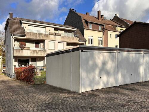 Rückseite mit Gärten und Garagen - 