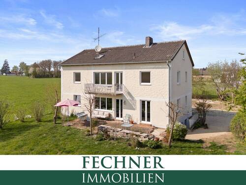 Südost-Ansicht - Dieses Zweifamilienhaus (Massivbauweise) bietet viel Platz auf einem 1.798m² großen Grundstück!