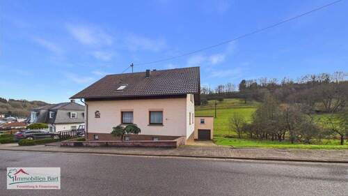 Frontansicht - BETHINGEN: GEPFLEGTES WOHNHAUS MIT 2 WOHNUNGEN 3 GARAGEN 2 CARPORTSTELLPLÄTZE