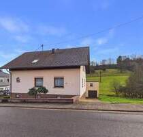 BETHINGEN: GEPFLEGTES WOHNHAUS MIT 2 WOHNUNGEN 3 GARAGEN 2 CARPORTSTELLPLÄTZE - Mettlach / Bethingen