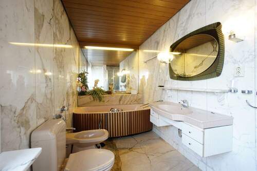 Bad mit Dusche, Wanne und Bidet - 