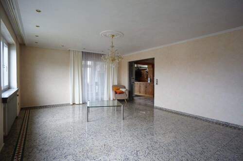 Wohnzimmer mit Steinboden - Einfamilienhaus mit 196,00 m&sup2; in Pliezhausen zum Kaufen