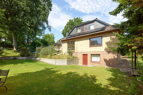 Bild 1 - Großes Wohnhaus mit Wärmepumpe und Photovoltaik sowie Keller und Garage in Buchholz in der Nordheide