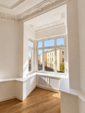Wohnzimmer/ Erker - 3 Zimmer Etagenwohnung zum Kaufen in Weimar