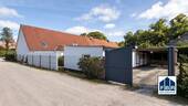 Straßenansicht und Zufahrt - 