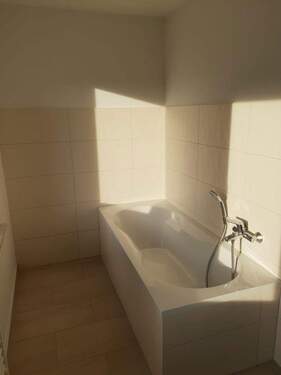 Bad mit Badewanne - 3 Zimmer Etagenwohnung in Stendal