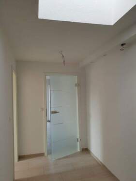 Flur mit Blick zur Küche - 