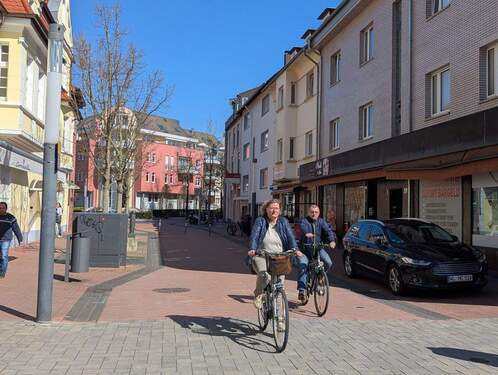 Fußgängerzone mit Hausfront - 4-Zimmer-DG-Wohnung in Troisdorf in sehr guter Lage