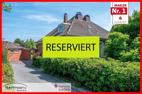Vorderansicht mit Zufahrt zum Gästebungalow - Individuelles und charmantes Haus mit schönem Garten!